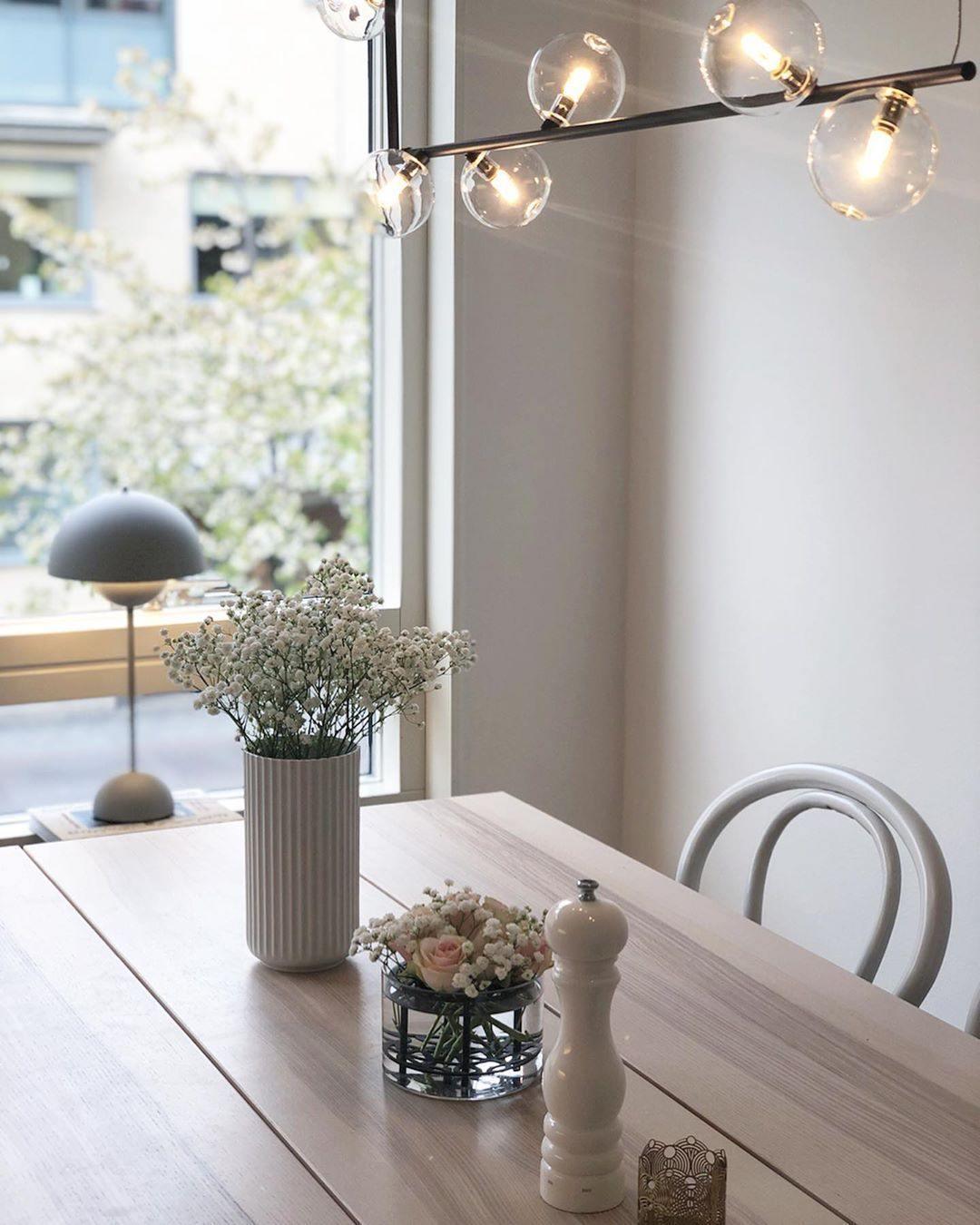 Moss lineær lysekrone i glas med sort stål