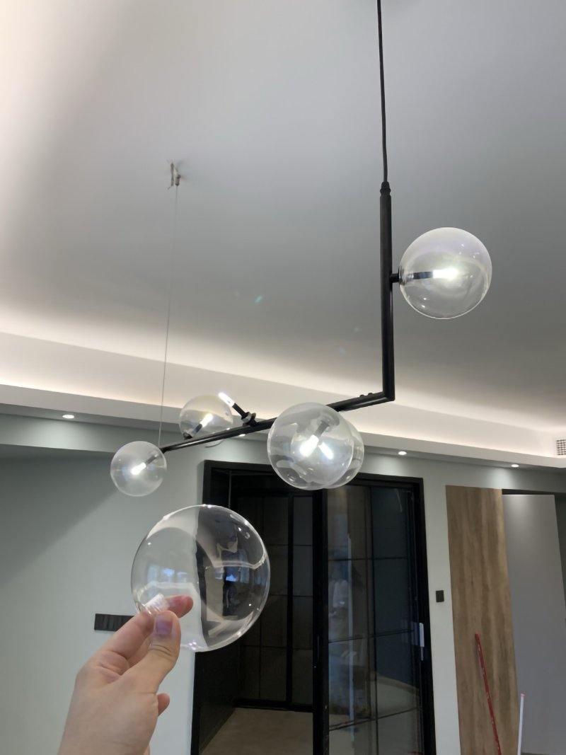 Moss lineær lysekrone i glas med sort stål