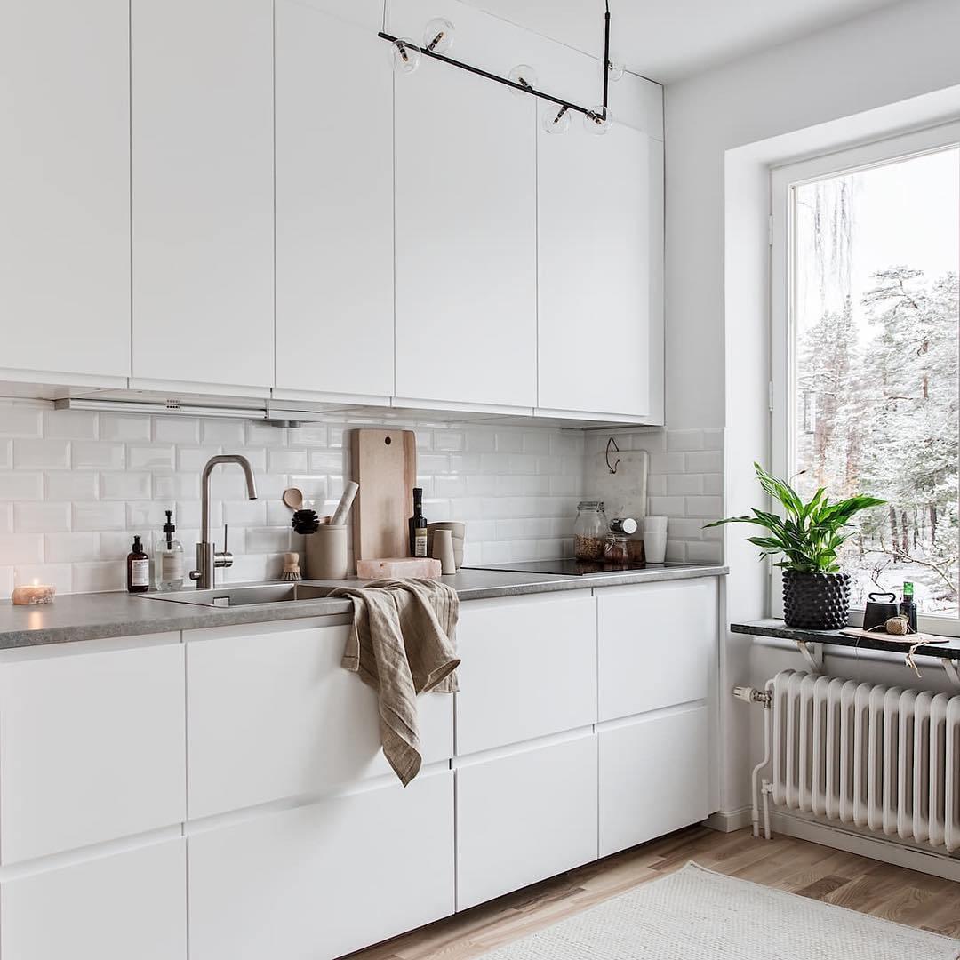 Moss lineær lysekrone i glas med sort stål