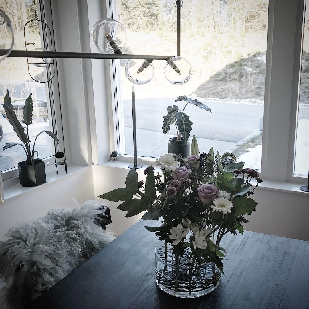 Moss lineær lysekrone i glas med sort stål