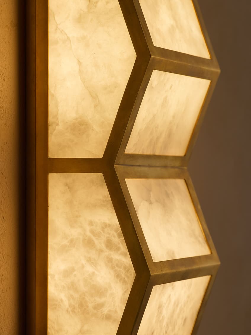 Eiruette vägglampa i alabaster med kaskaddesign