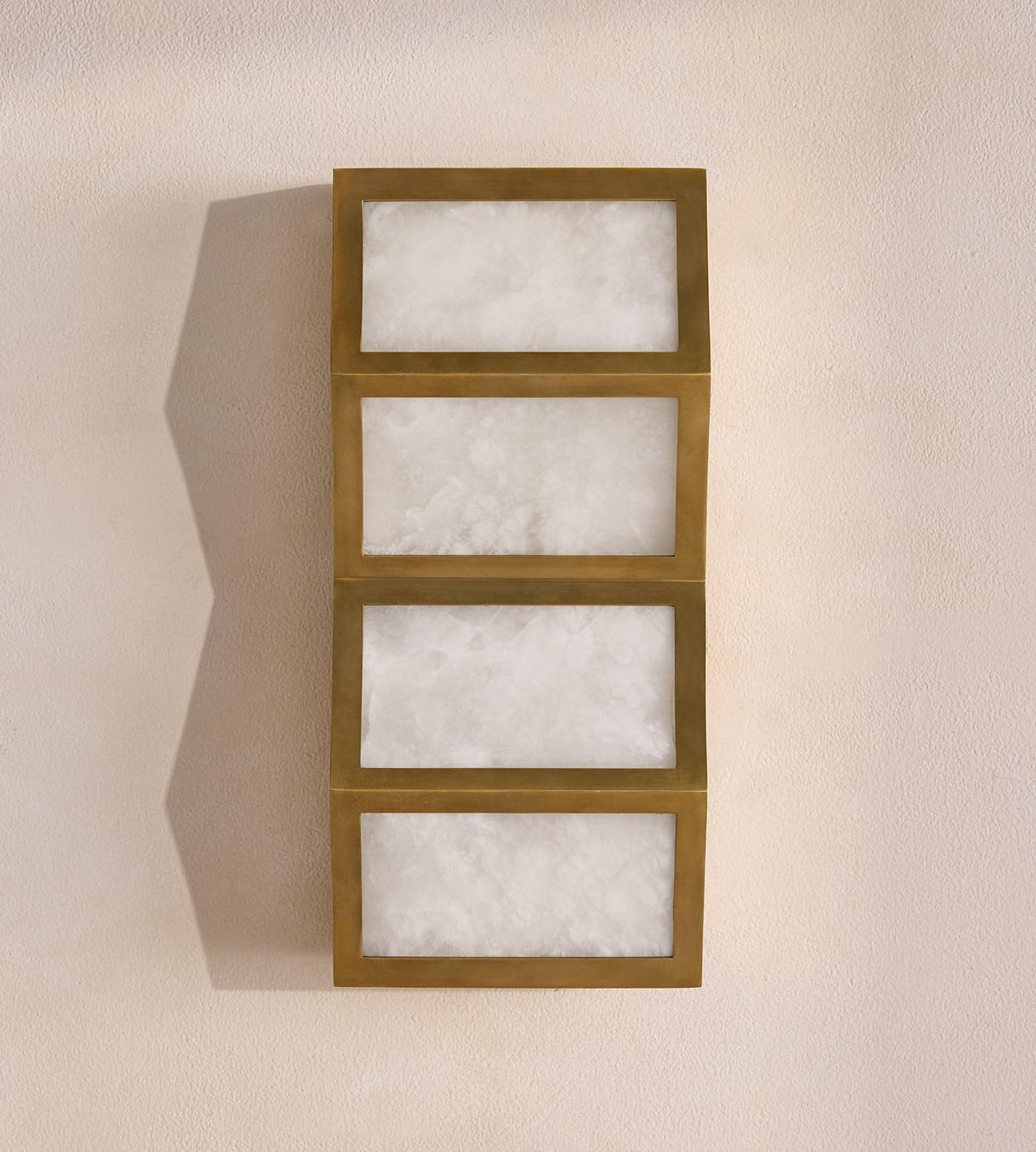 Eiruette vägglampa i alabaster med kaskaddesign