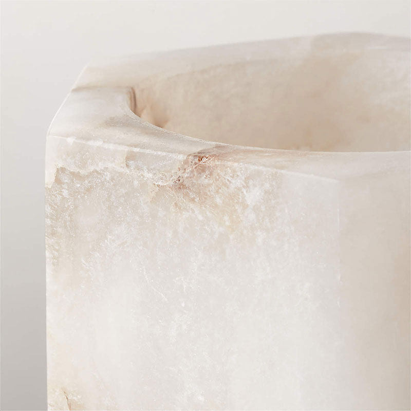 Qesta kubisk ljushållare i naturlig alabaster för sängbord och modern interiör
