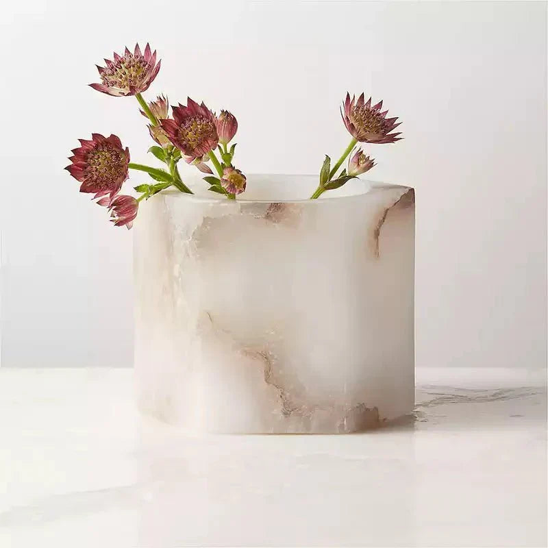 Qesta kubisk ljushållare i naturlig alabaster för sängbord och modern interiör