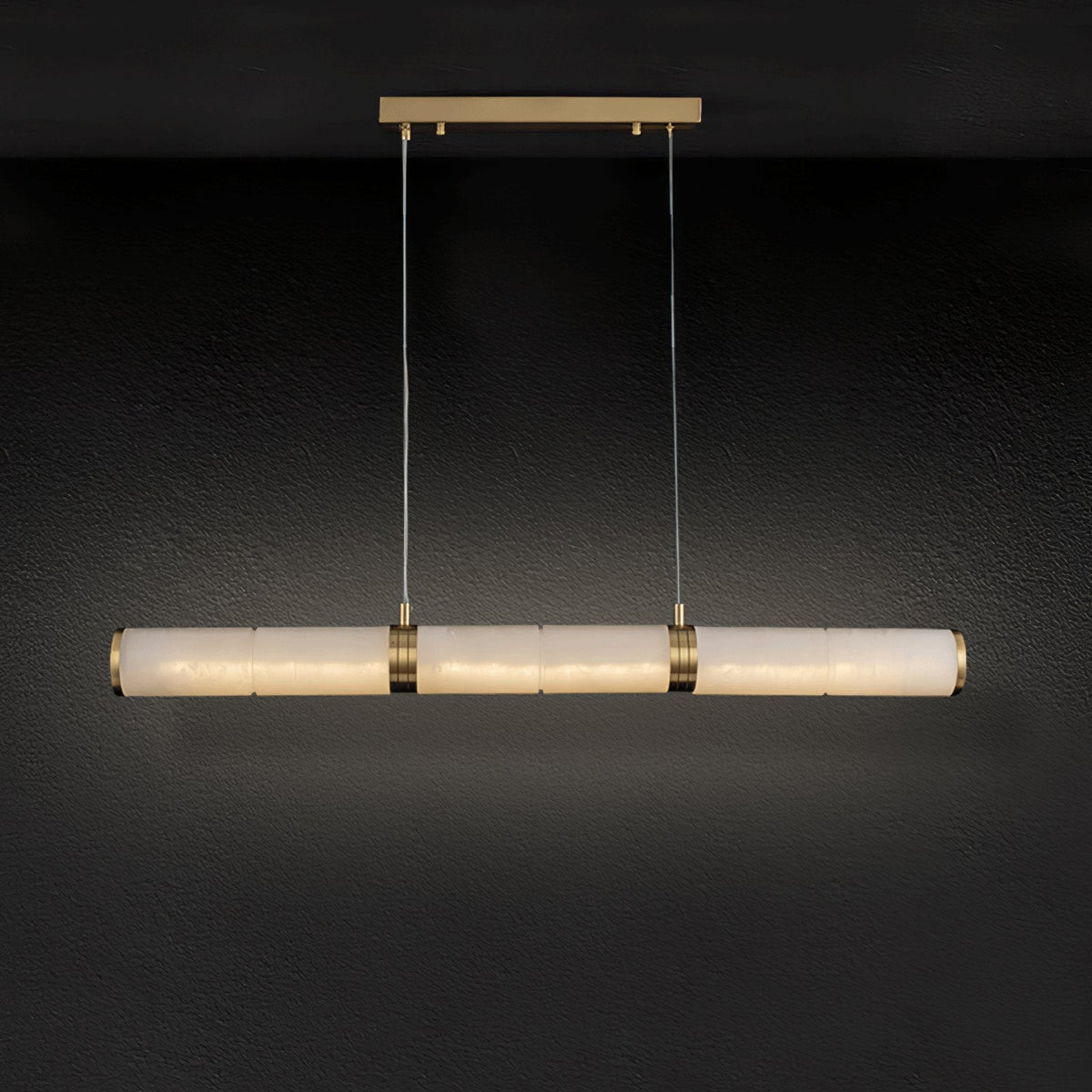 Gevrel minimalistisk lineær pendellampe i alabast
