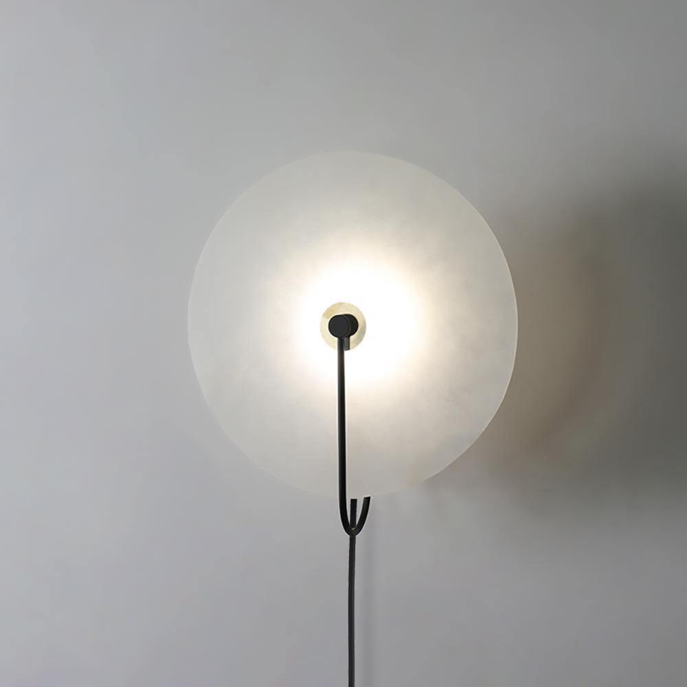 Albeaine globformad vägglampa med alabaster och stickkontakt