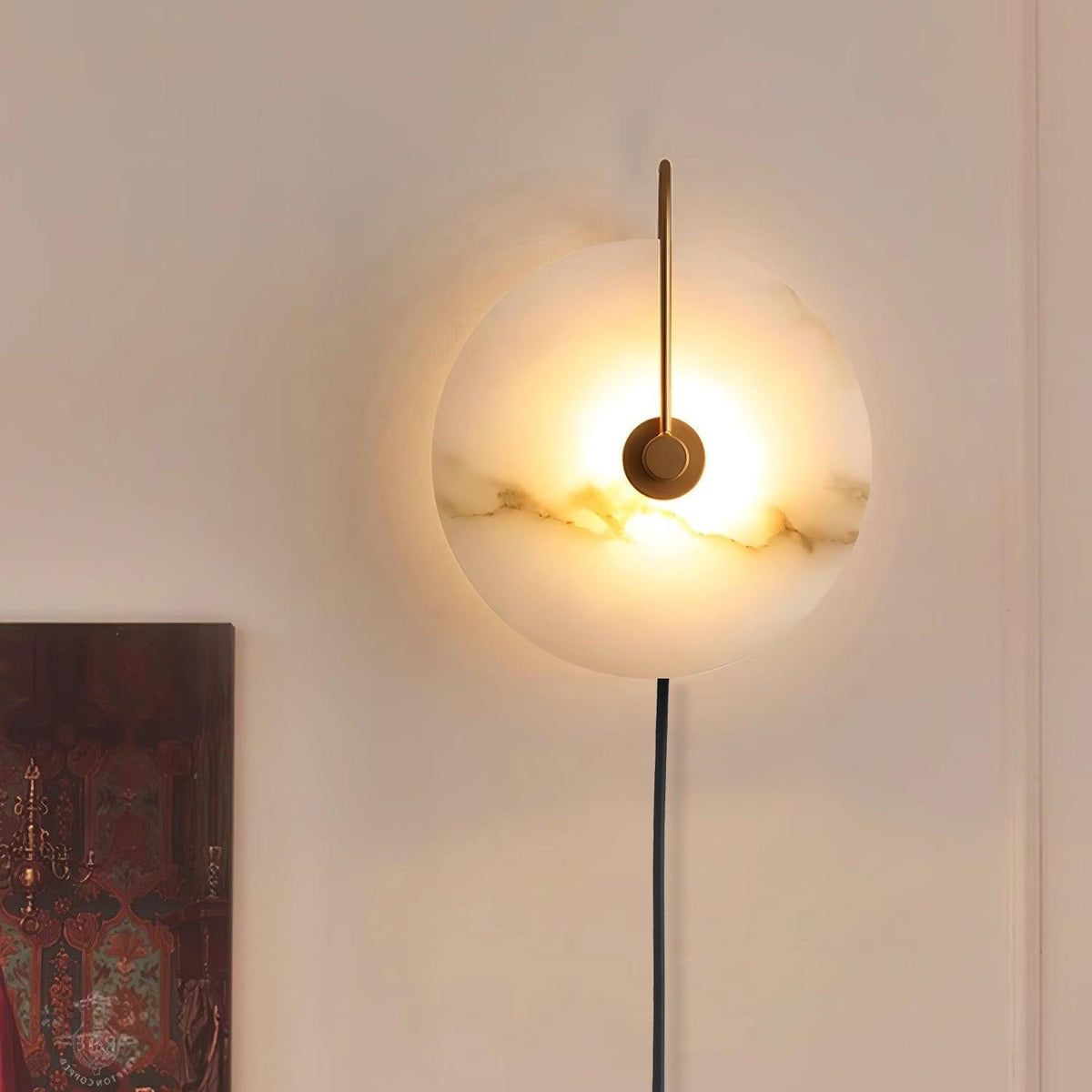 Albeaine globformad vägglampa med alabaster och stickkontakt