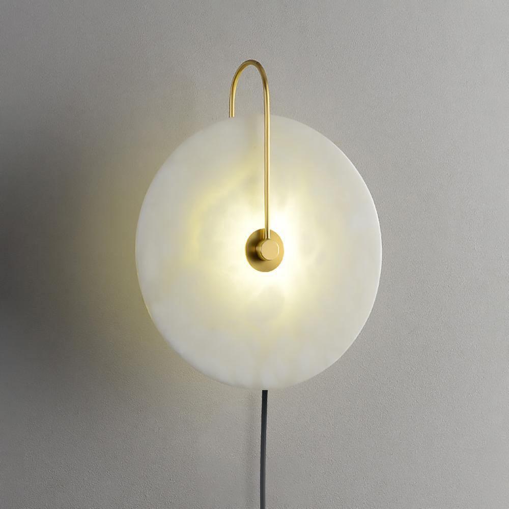 Albeaine globformad vägglampa med alabaster och stickkontakt