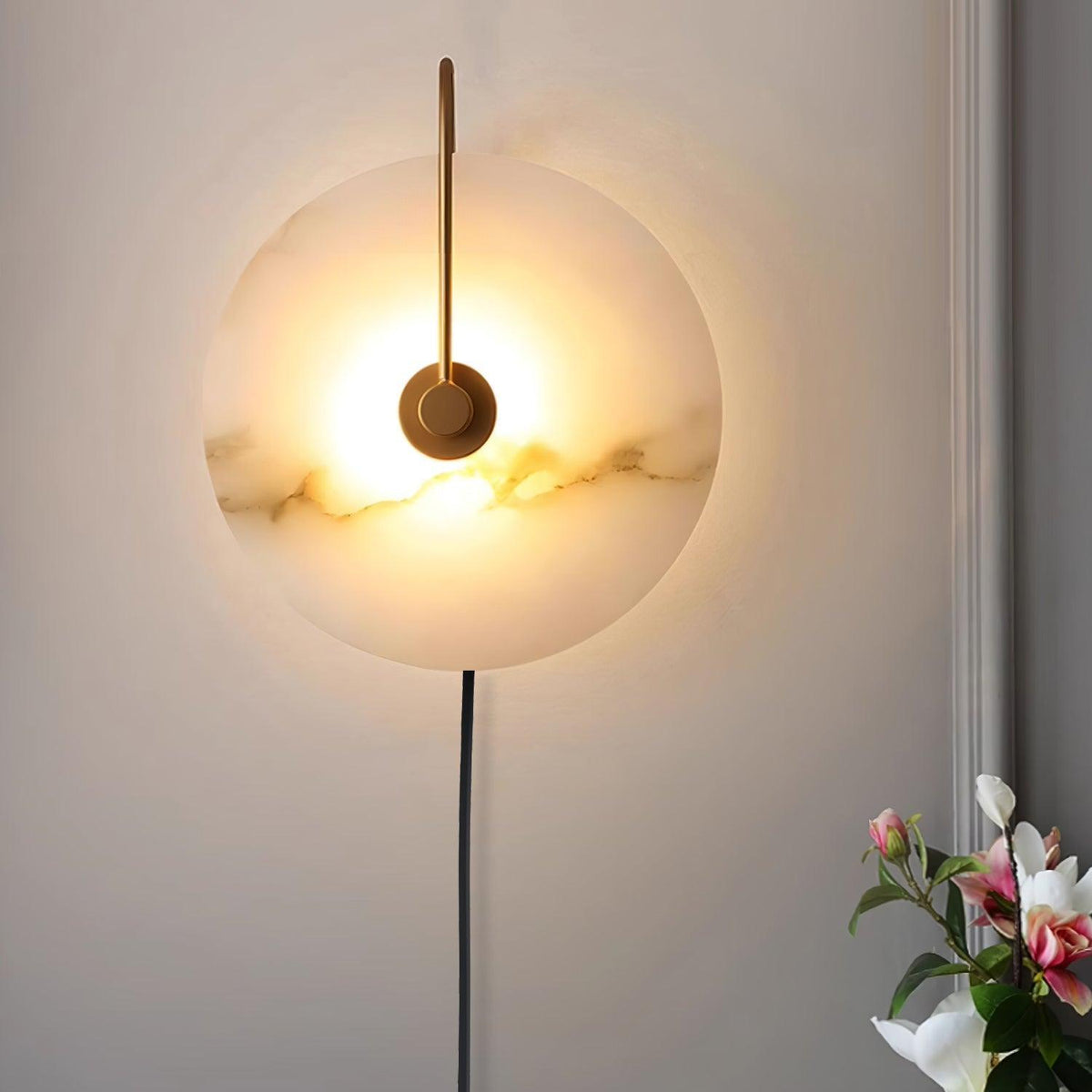 Albeaine globformad vägglampa med alabaster och stickkontakt