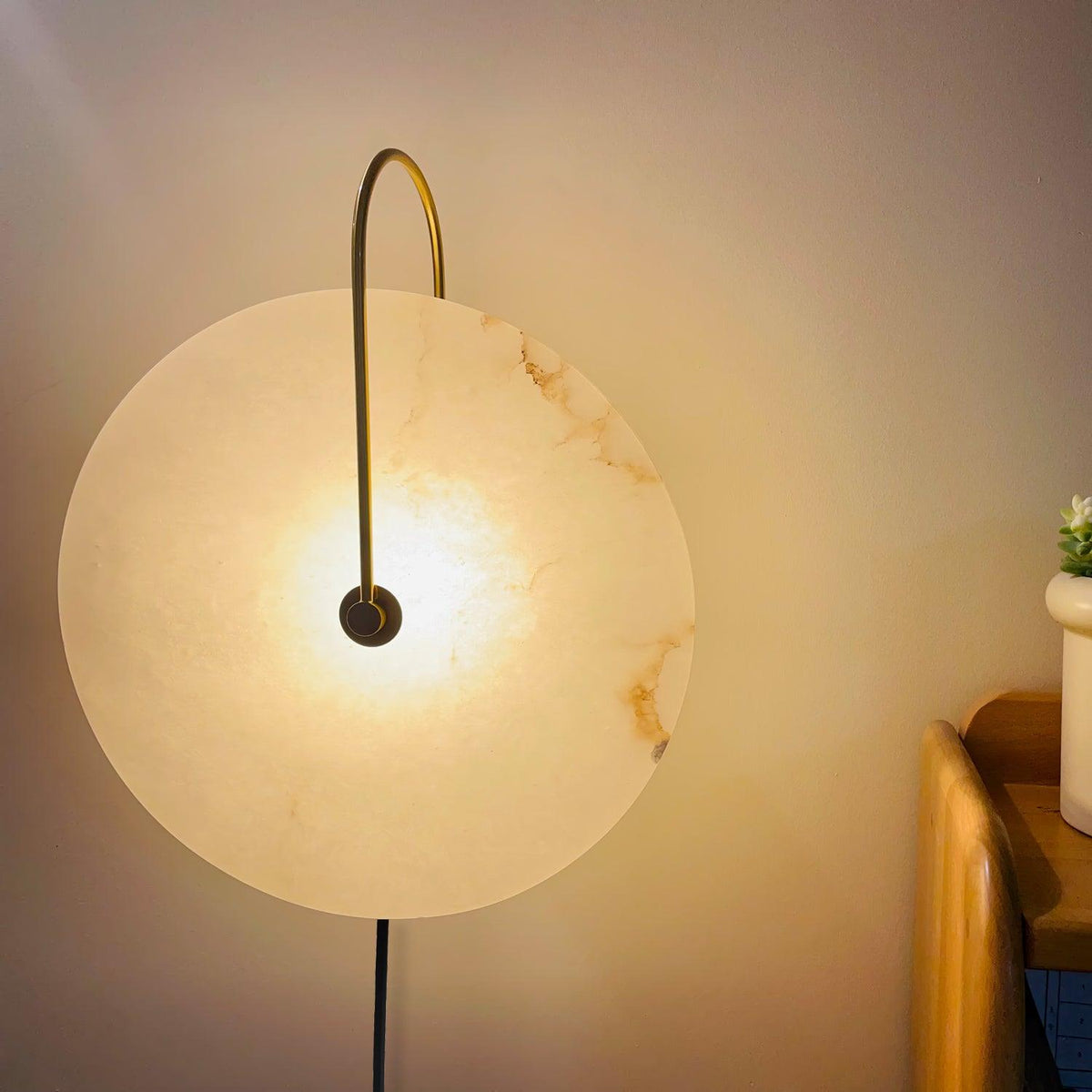 Albeaine globformad vägglampa med alabaster och stickkontakt