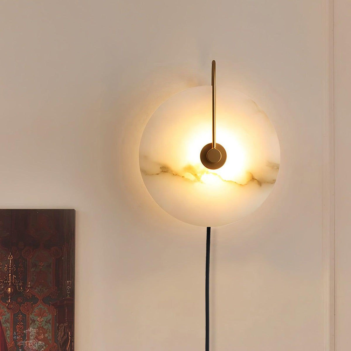 Albeaine globformad vägglampa med alabaster och stickkontakt