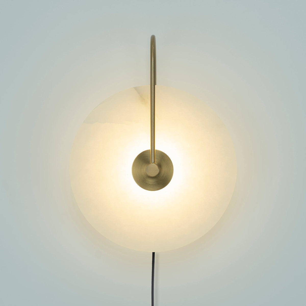 Albeaine globformad vägglampa med alabaster och stickkontakt