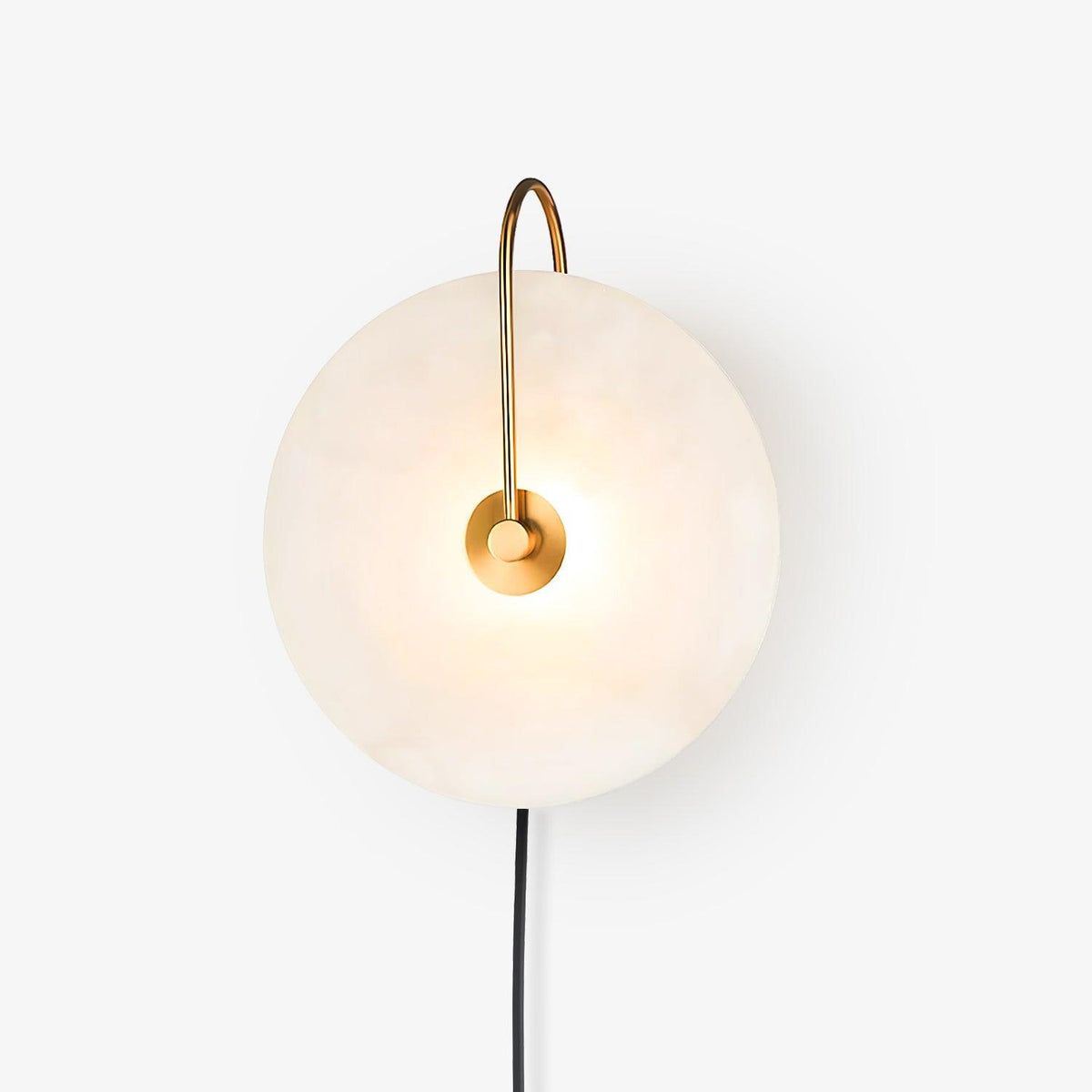 Albeaine globformad vägglampa med alabaster och stickkontakt