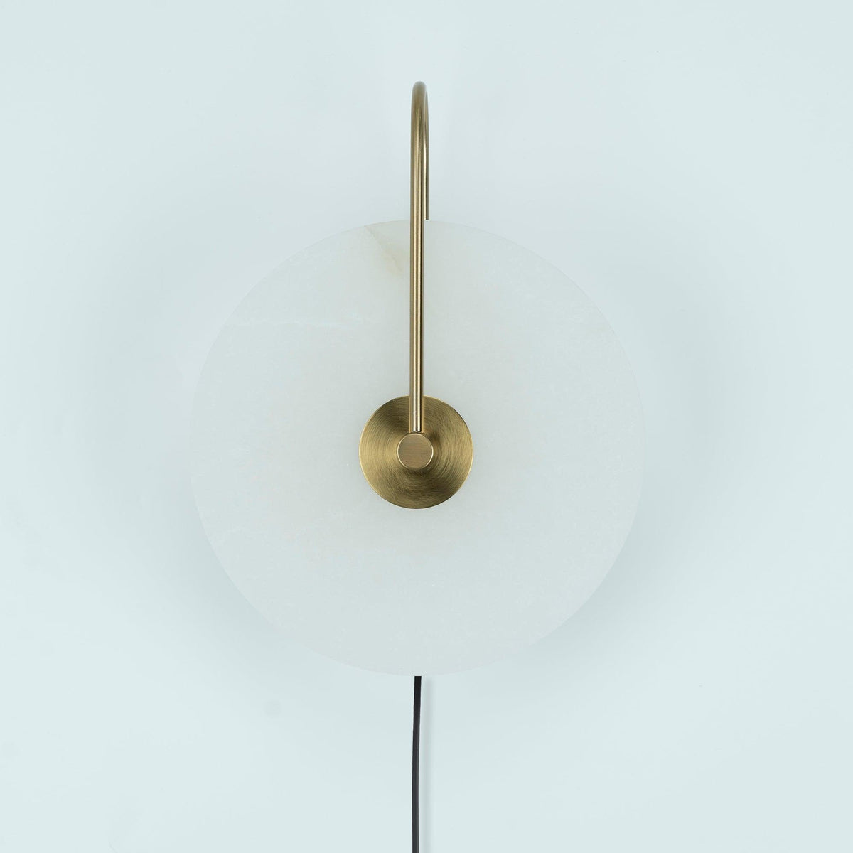 Albeaine globformad vägglampa med alabaster och stickkontakt
