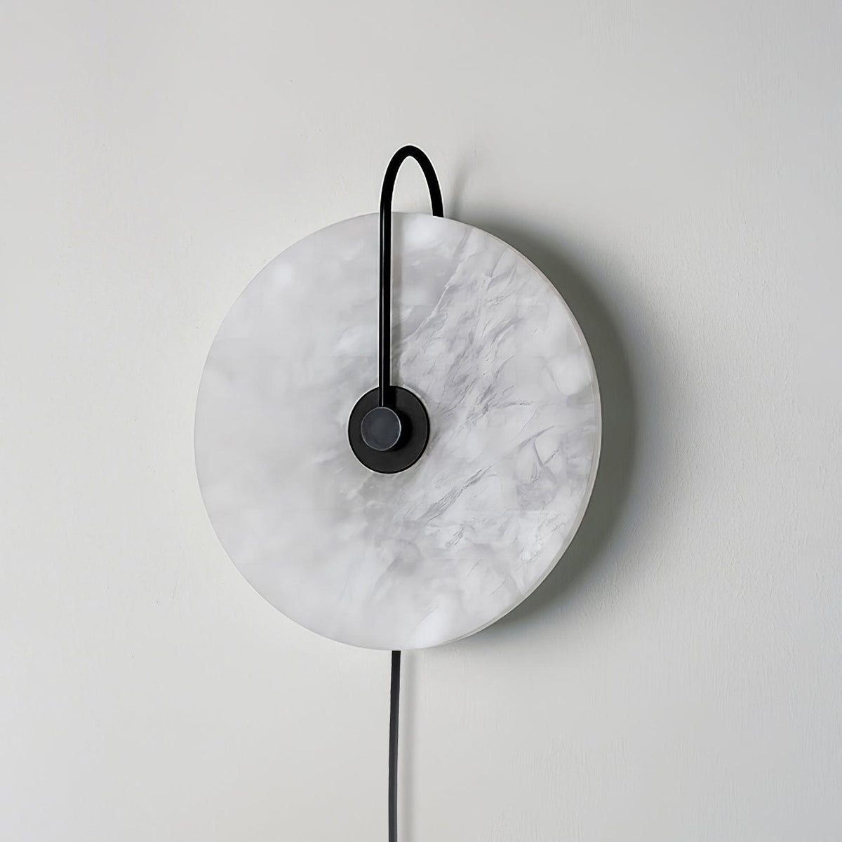 Albeaine globformad vägglampa med alabaster och stickkontakt
