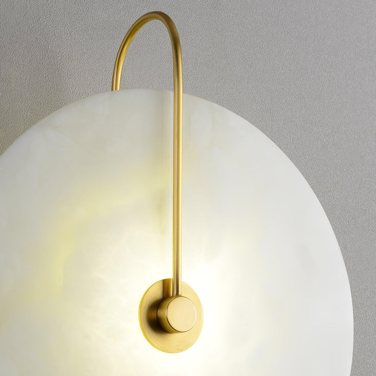 Albeaine globformad vägglampa med alabaster och stickkontakt