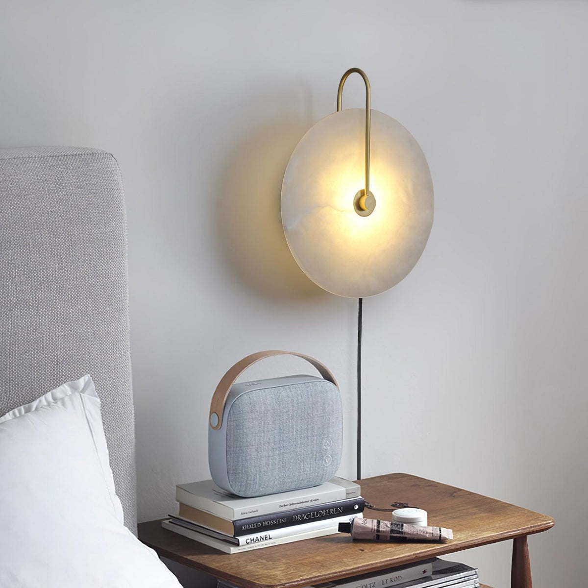 Albeaine globformad vägglampa med alabaster och stickkontakt