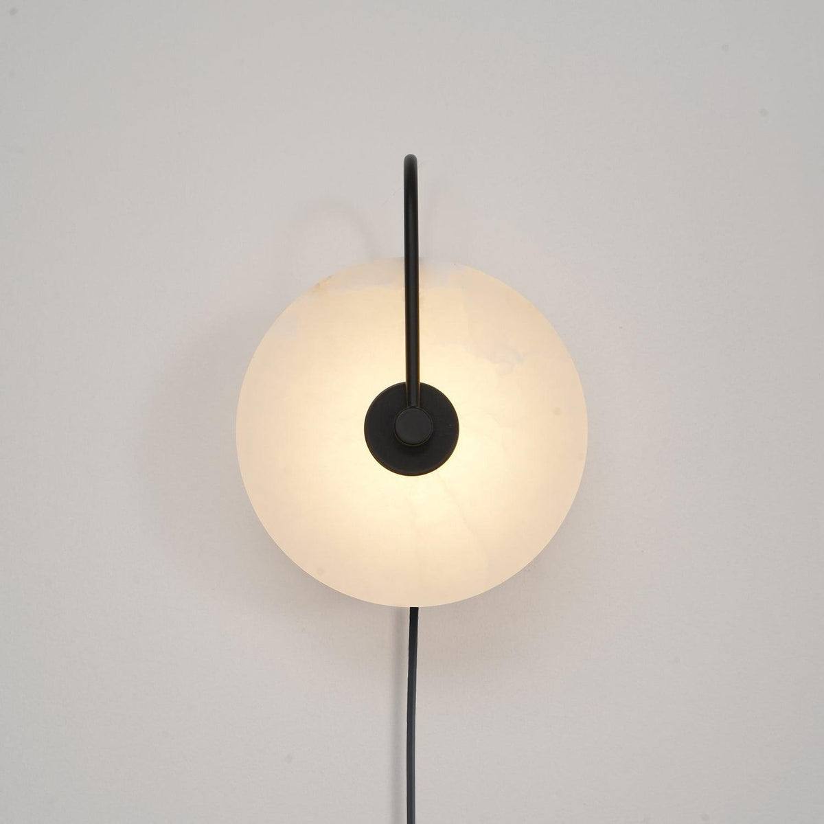 Albeaine globformad vägglampa med alabaster och stickkontakt