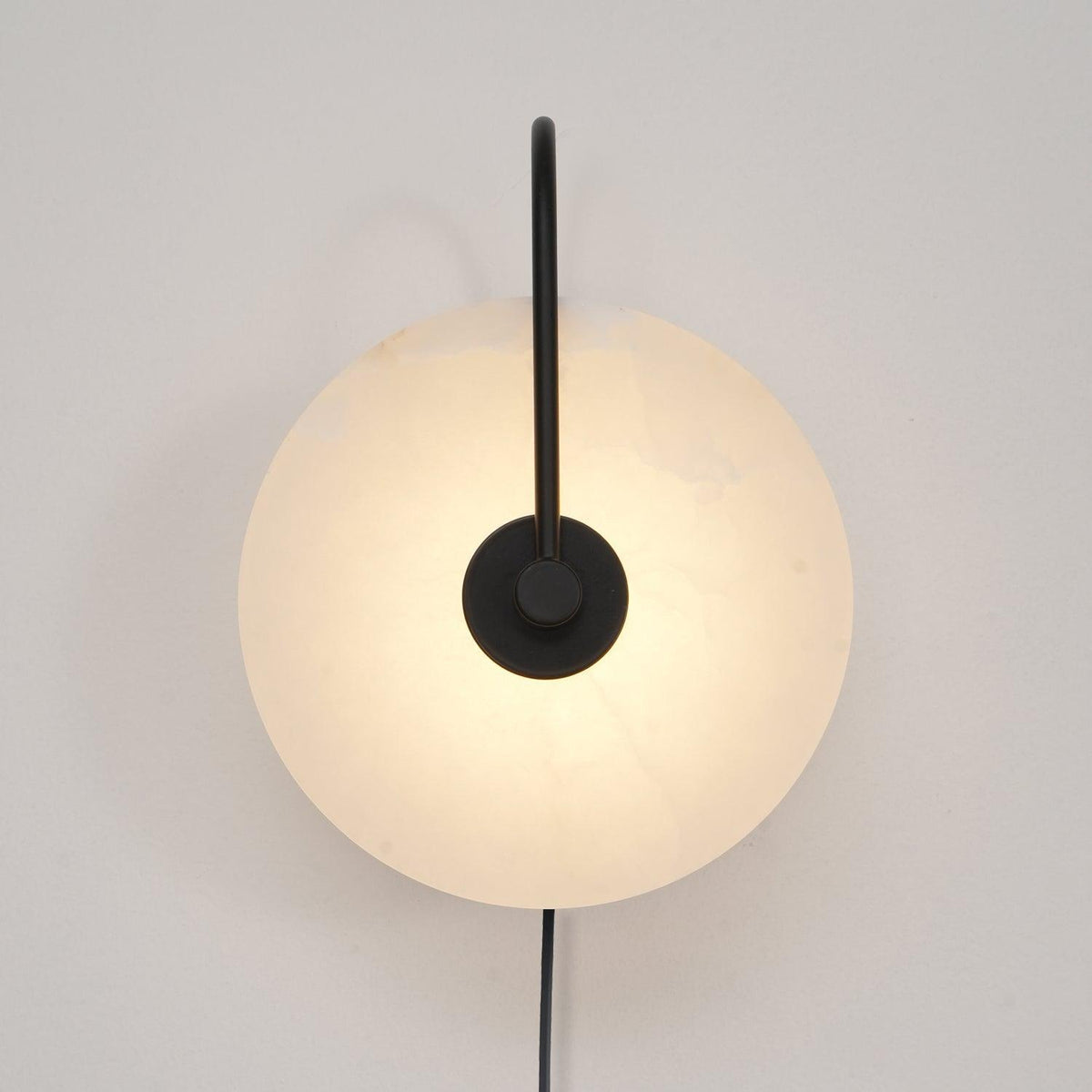 Albeaine globformad vägglampa med alabaster och stickkontakt