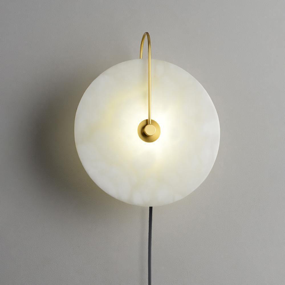 Albeaine globformad vägglampa med alabaster och stickkontakt