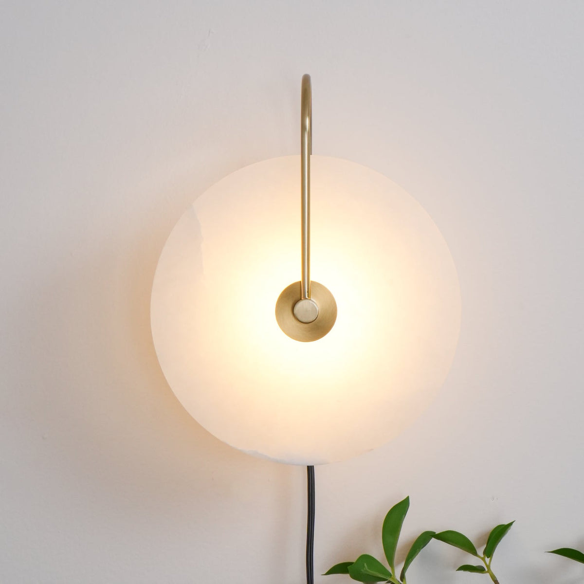 Albeaine globformad vägglampa med alabaster och stickkontakt