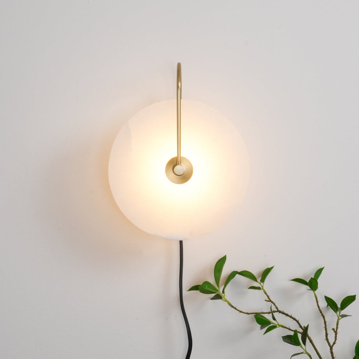 Albeaine globformad vägglampa med alabaster och stickkontakt