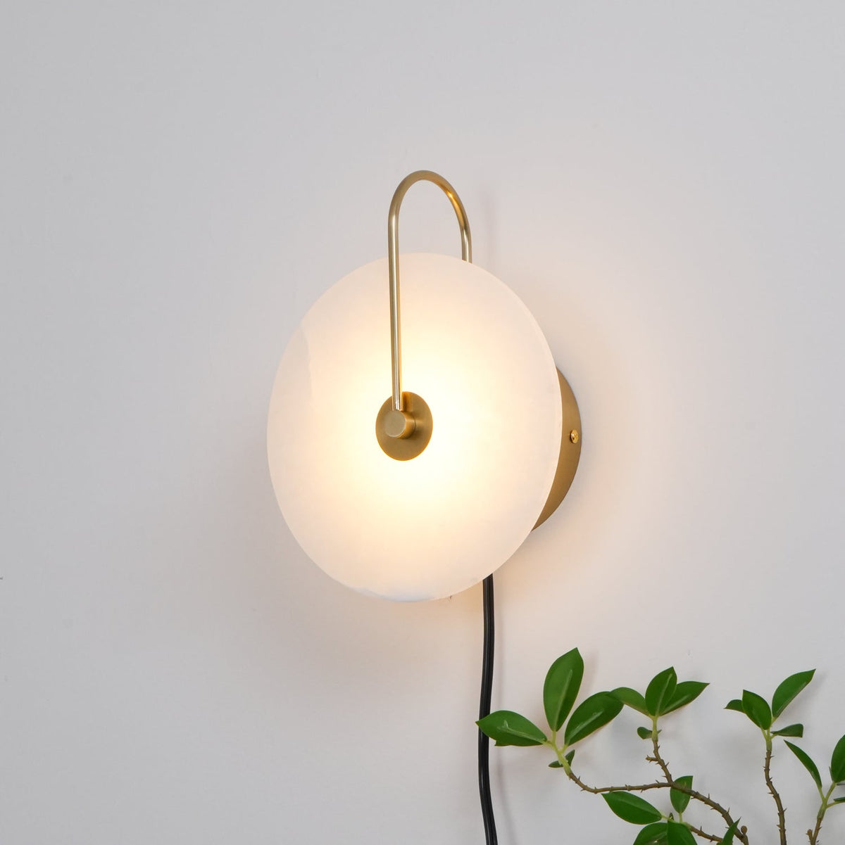 Albeaine globformad vägglampa med alabaster och stickkontakt