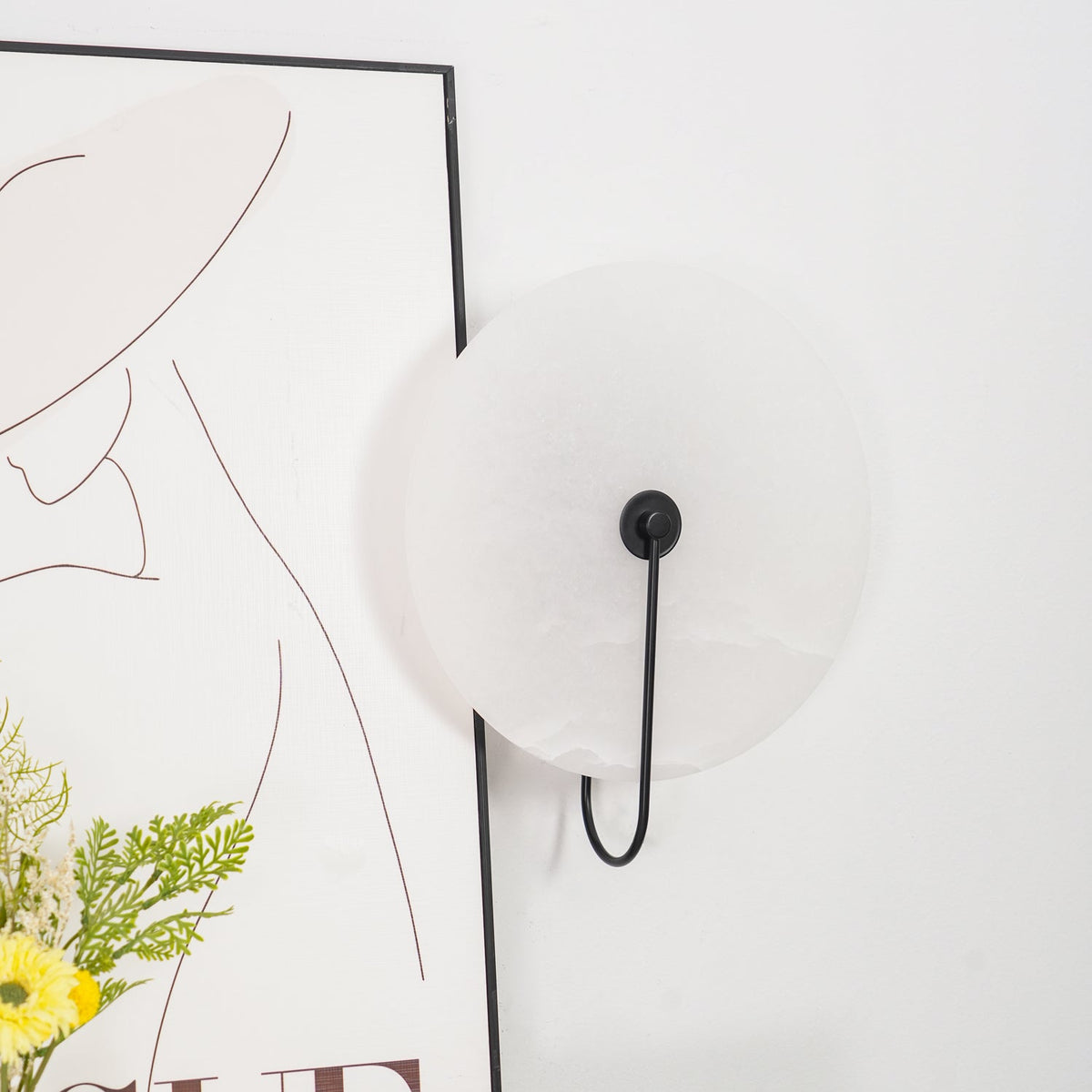 Albeaine globformad vägglampa med alabaster och stickkontakt