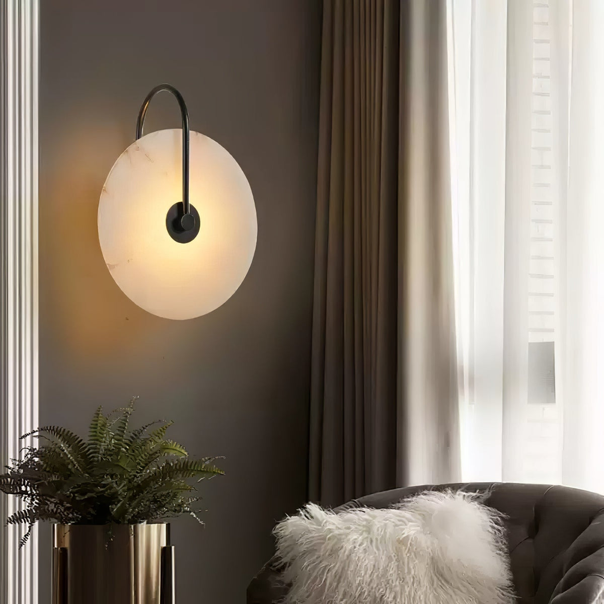 Albeaine globformad vägglampa med alabaster och stickkontakt