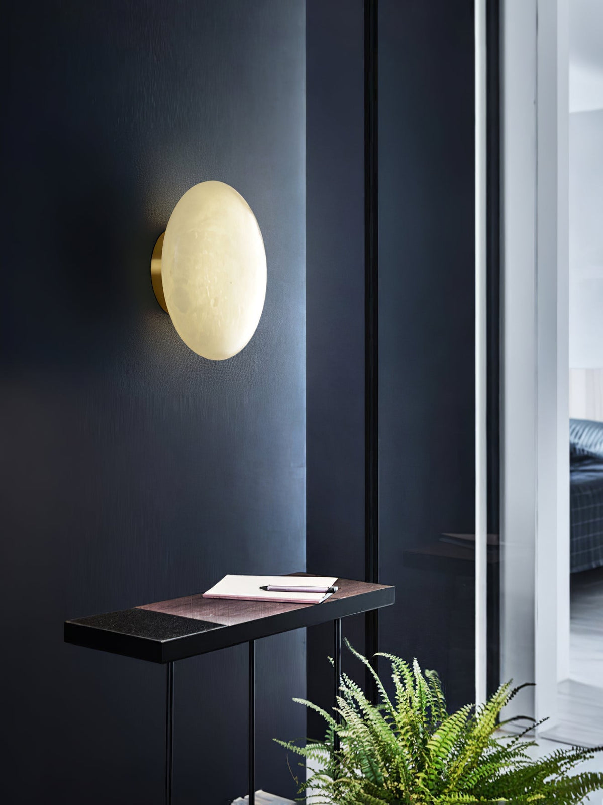 Vanorara minimalistisk taklampa i alabaster med nära montage