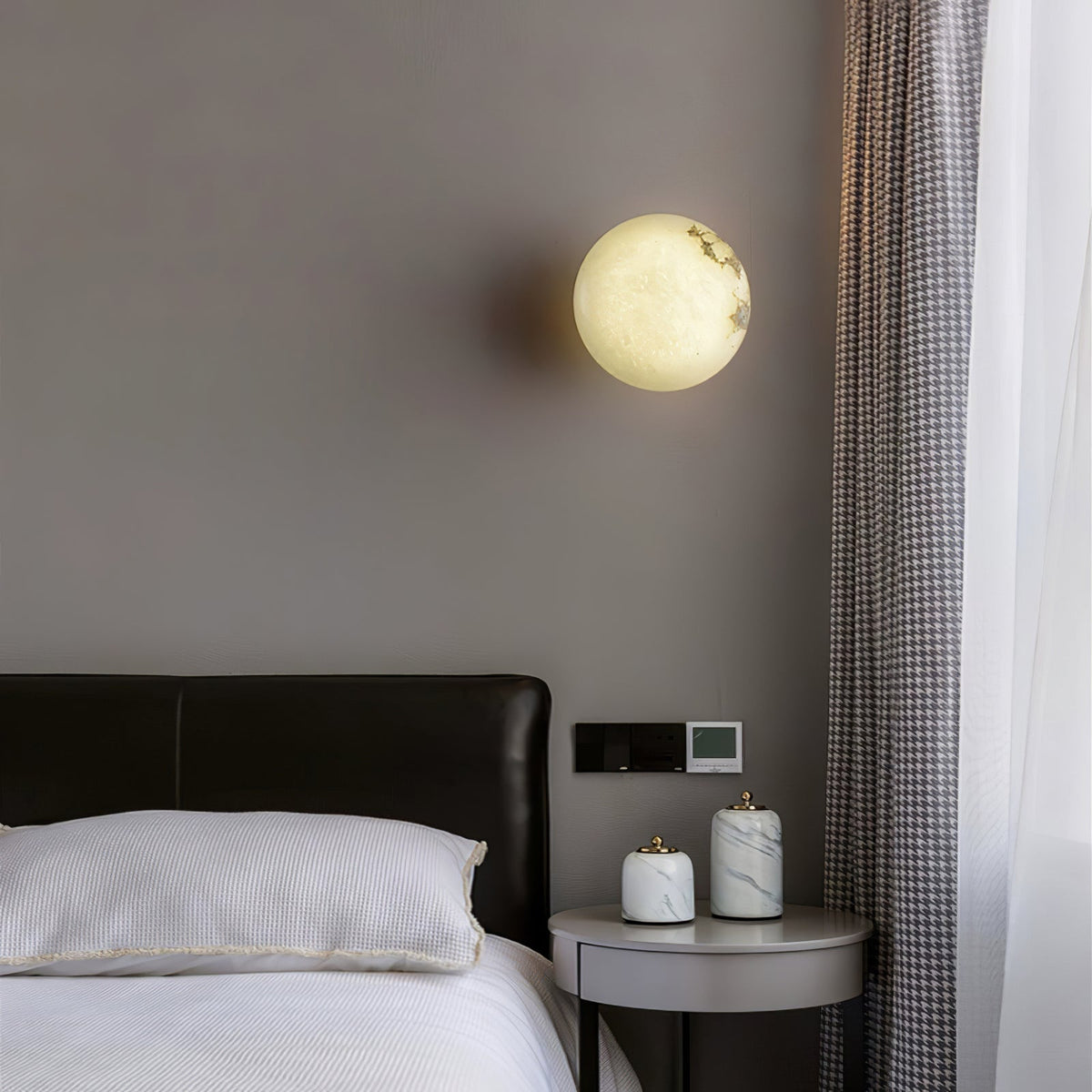 Vanorara minimalistisk taklampa i alabaster med nära montage