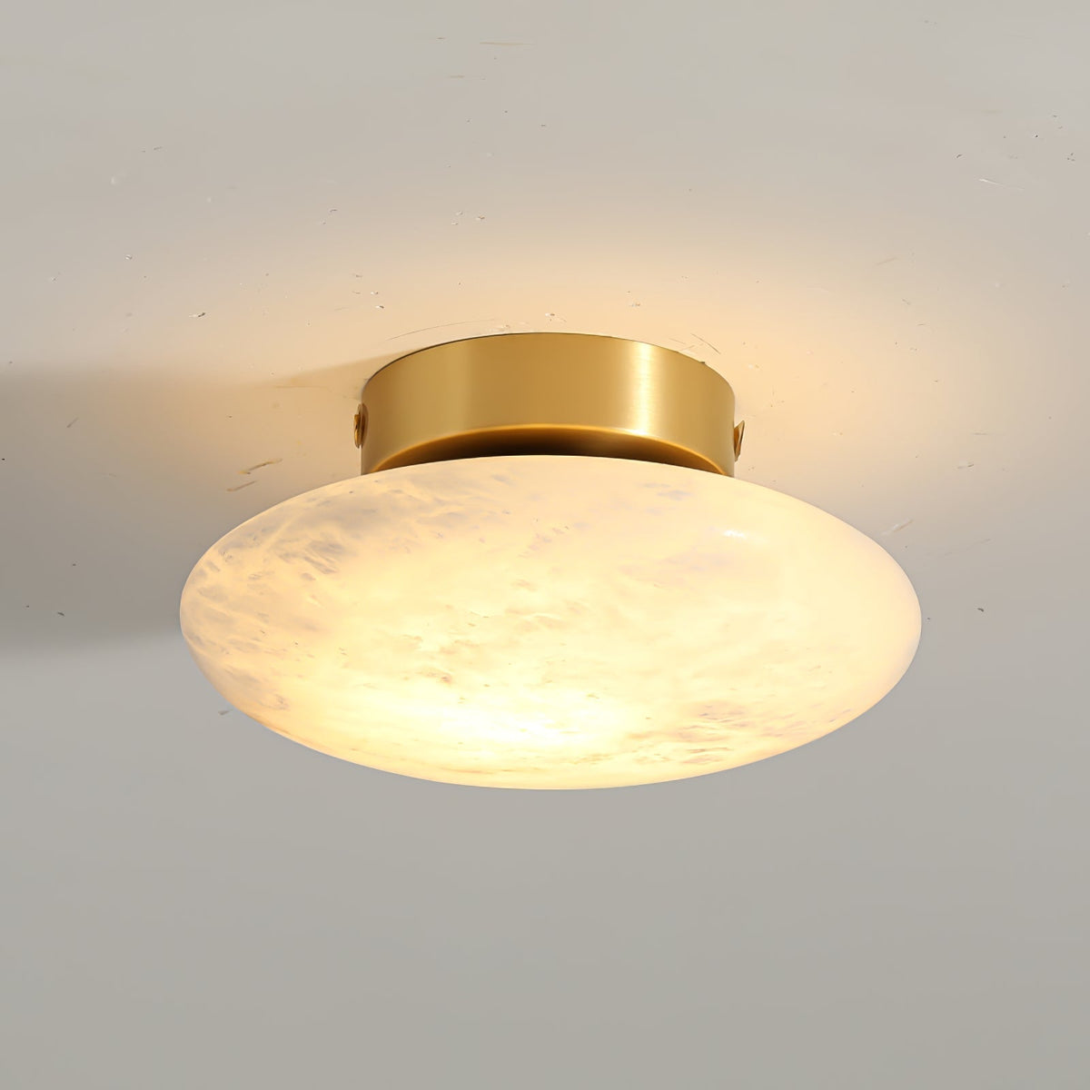 Vanorara minimalistisk taklampa i alabaster med nära montage