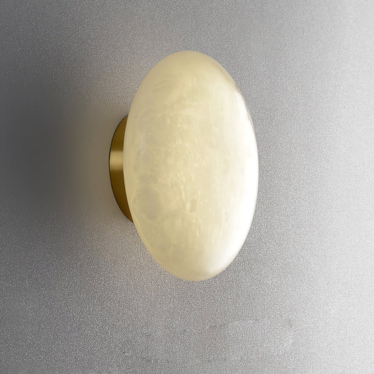 Vanorara minimalistisk taklampa i alabaster med nära montage