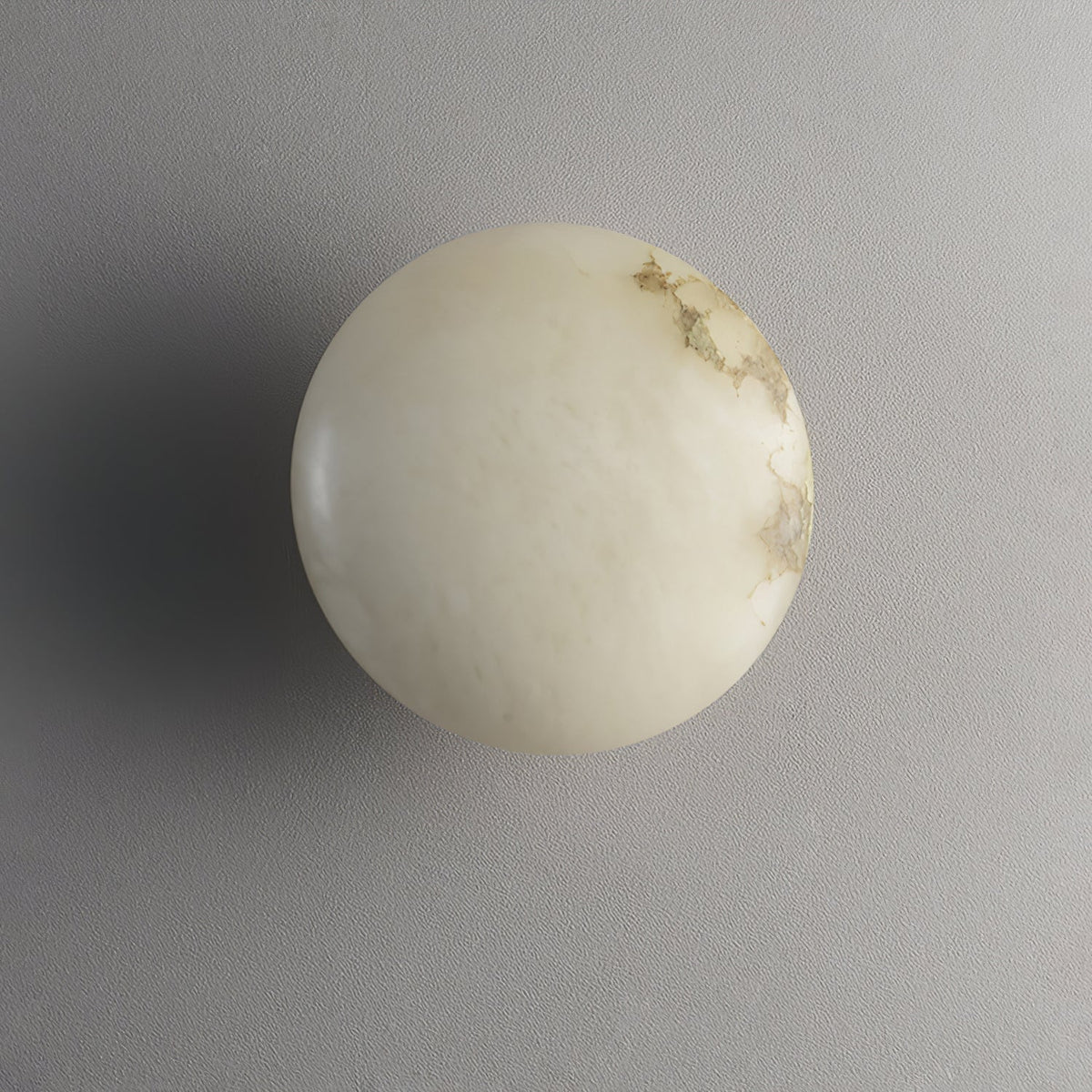 Vanorara minimalistisk taklampa i alabaster med nära montage