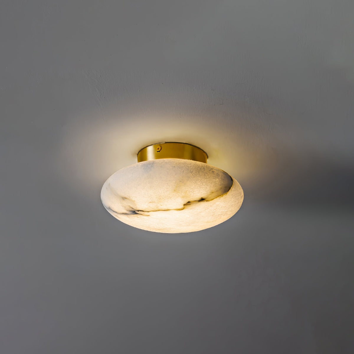 Vanorara minimalistisk taklampa i alabaster med nära montage