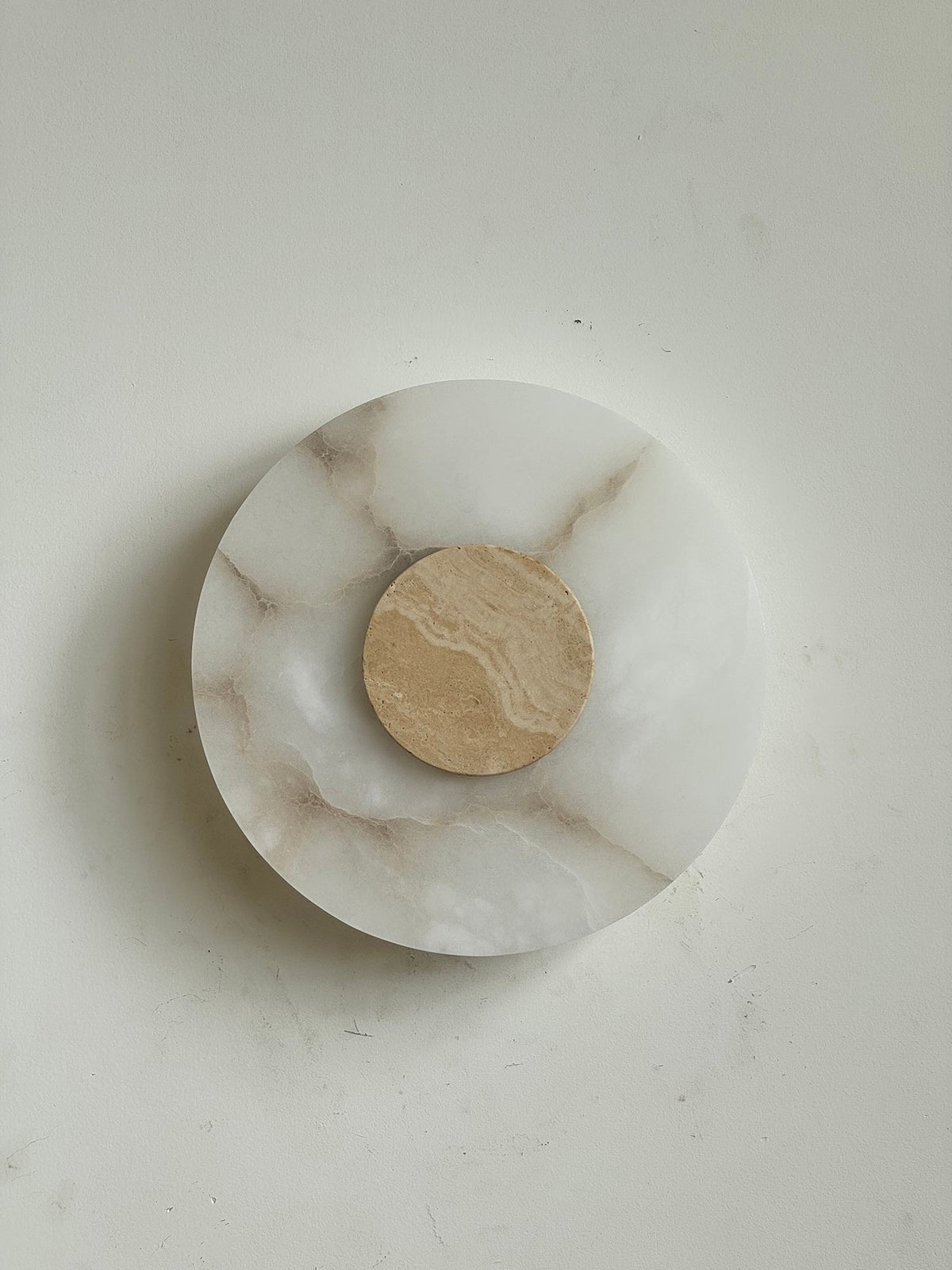 Rauduvyi moderne minimalistisk alabastervæglampe