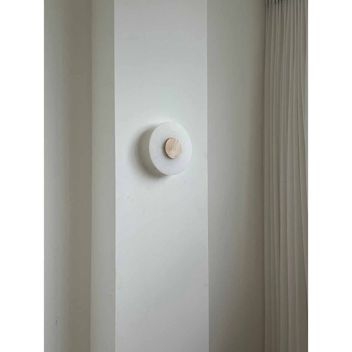 Rauduvyi moderne minimalistisk alabastervæglampe