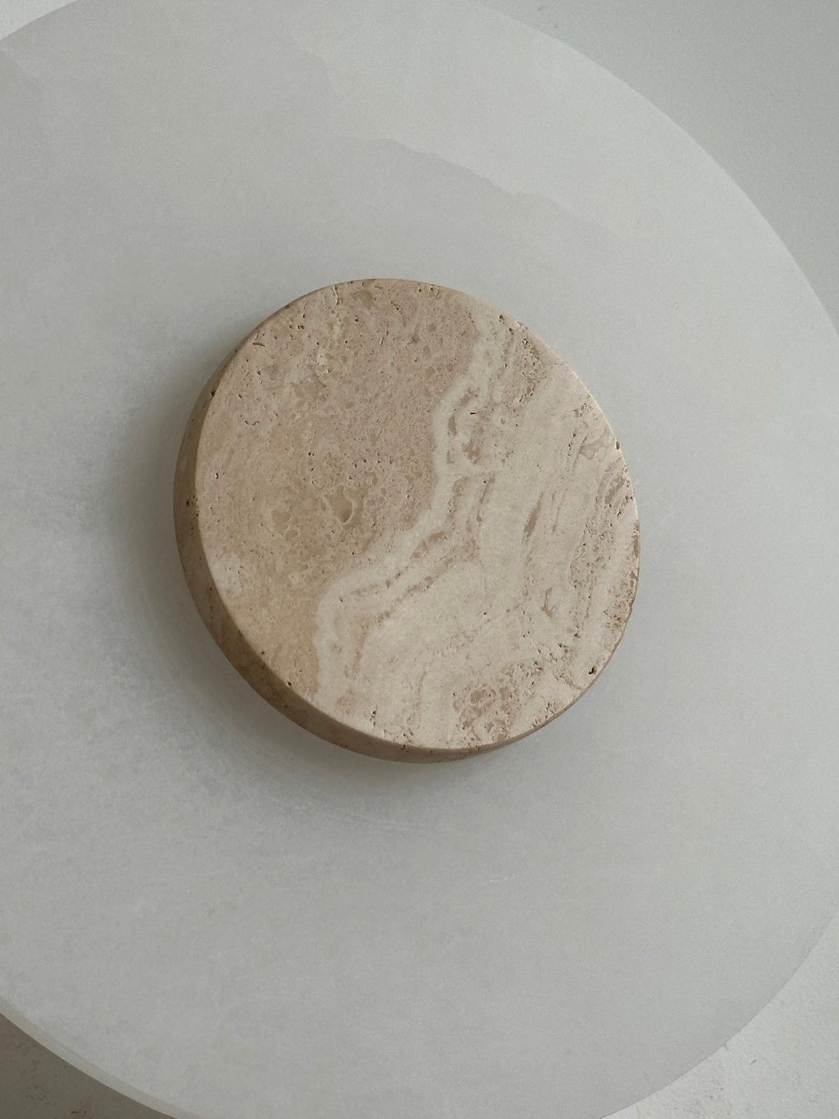 Rauduvyi moderne minimalistisk alabastervæglampe