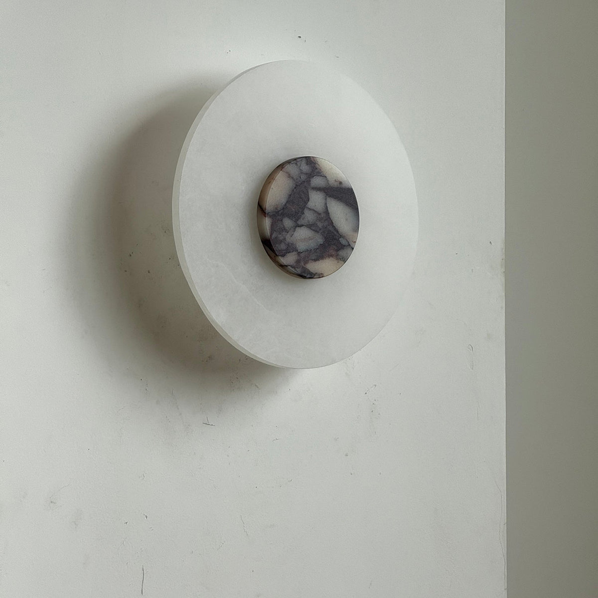 Rauduvyi moderne minimalistisk alabastervæglampe