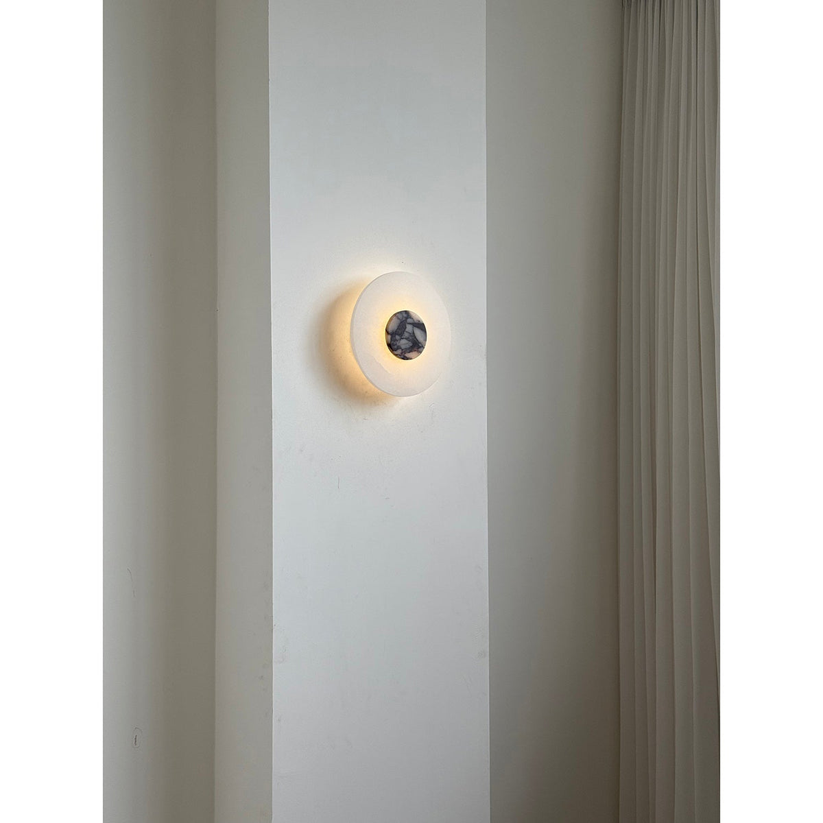 Rauduvyi moderne minimalistisk alabastervæglampe