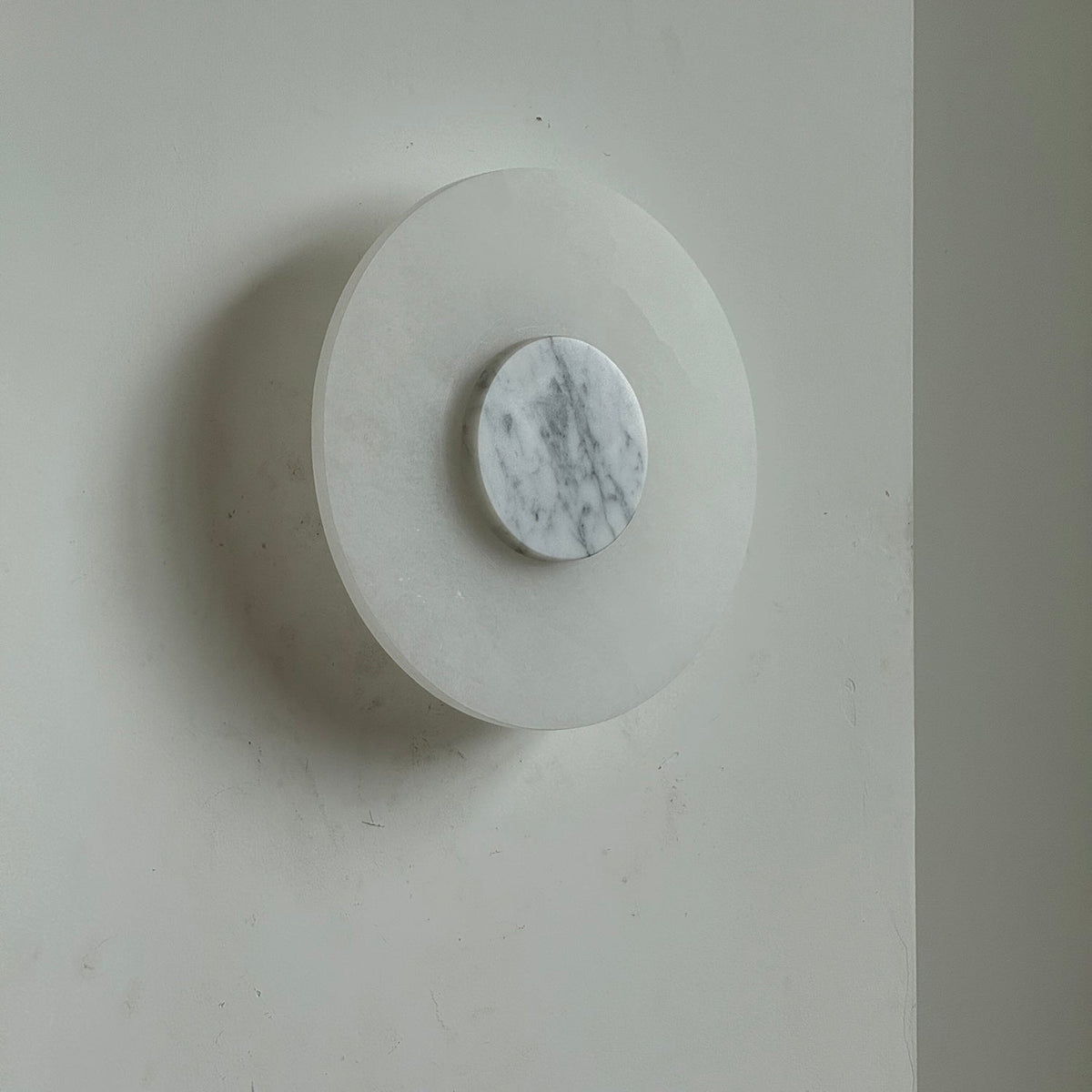 Rauduvyi moderne minimalistisk alabastervæglampe