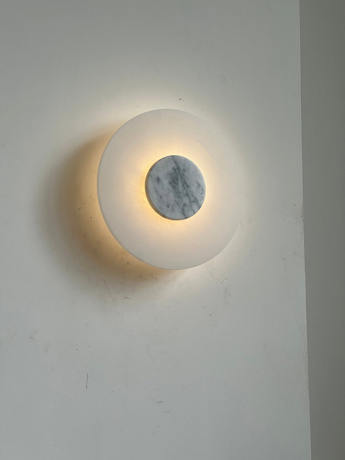 Rauduvyi moderne minimalistisk alabastervæglampe