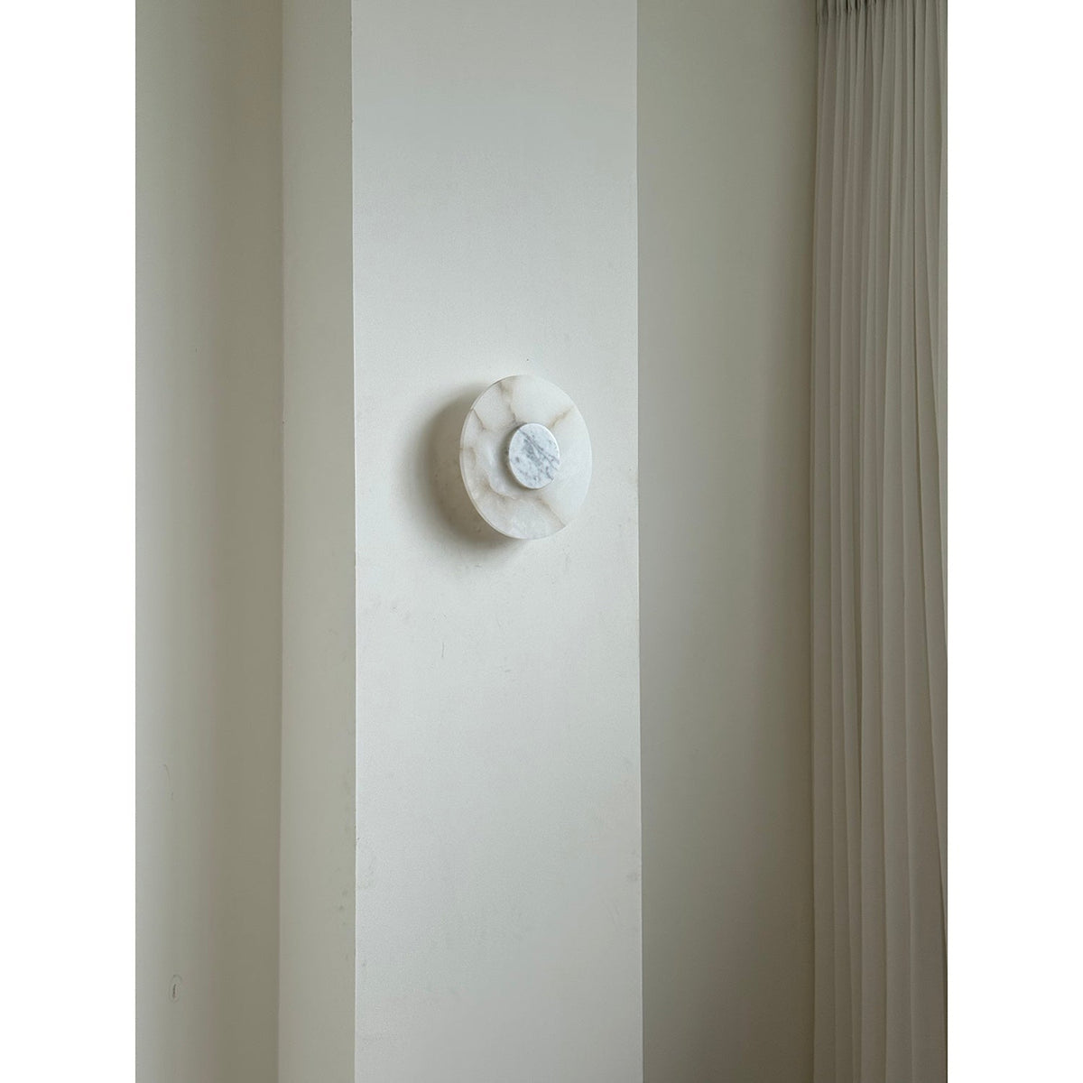 Rauduvyi moderne minimalistisk alabastervæglampe