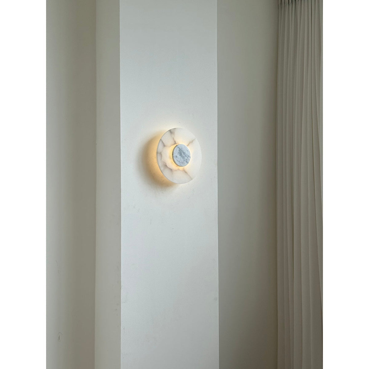 Rauduvyi moderne minimalistisk alabastervæglampe