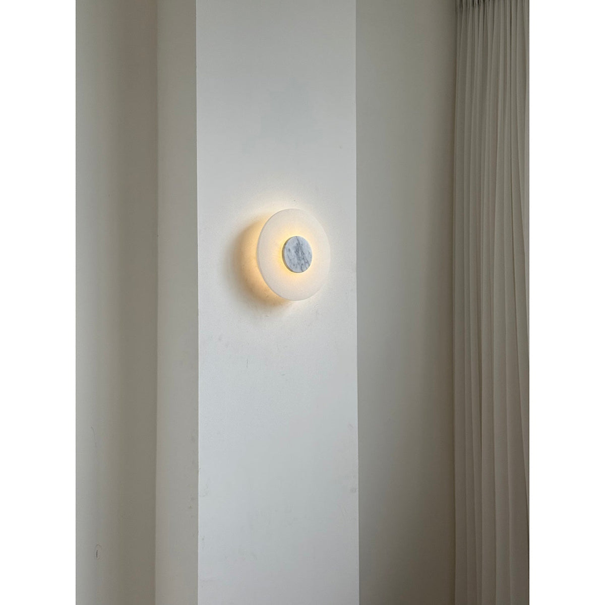 Rauduvyi moderne minimalistisk alabastervæglampe