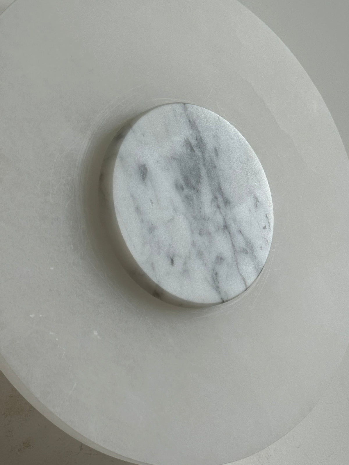 Rauduvyi moderne minimalistisk alabastervæglampe