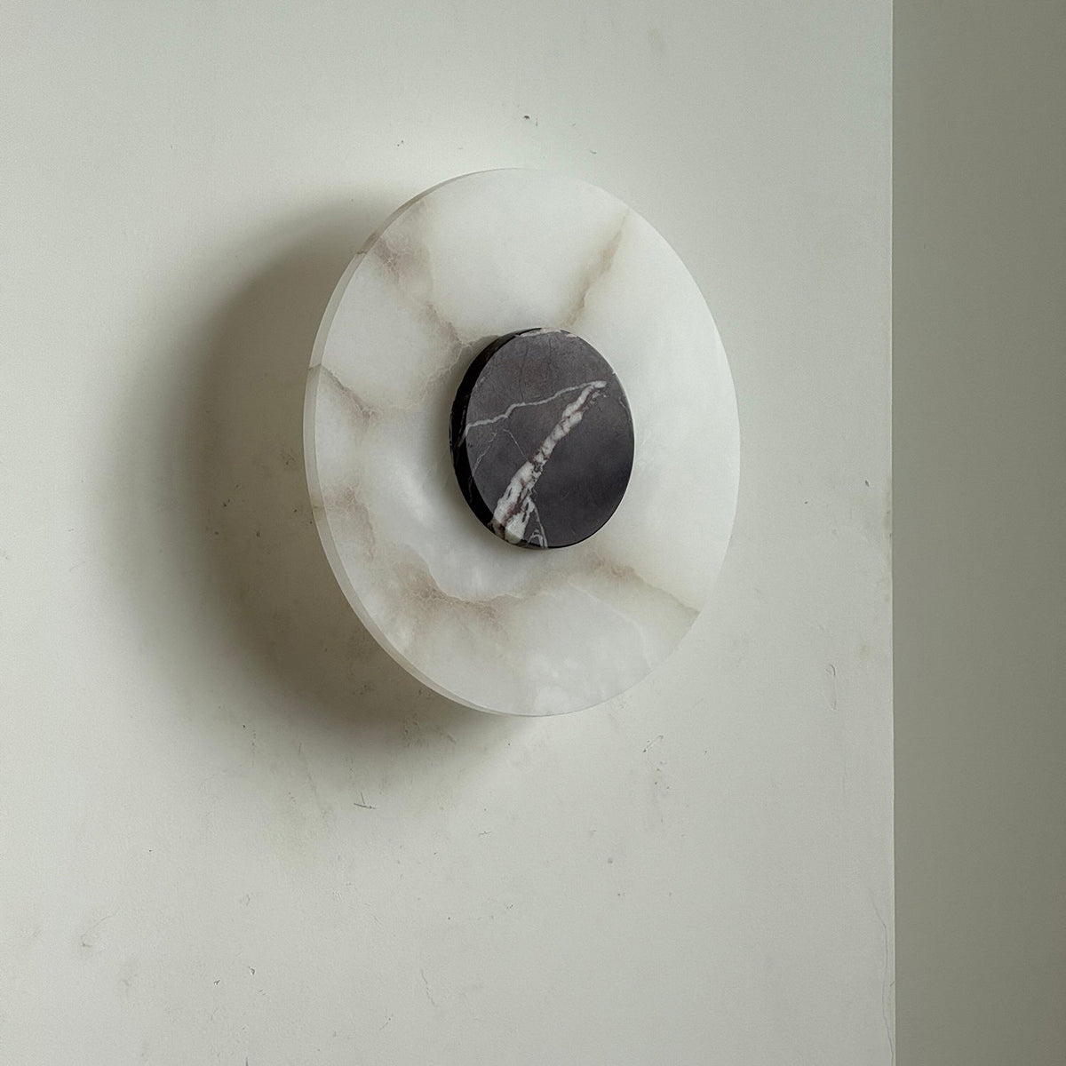 Rauduvyi moderne minimalistisk alabastervæglampe