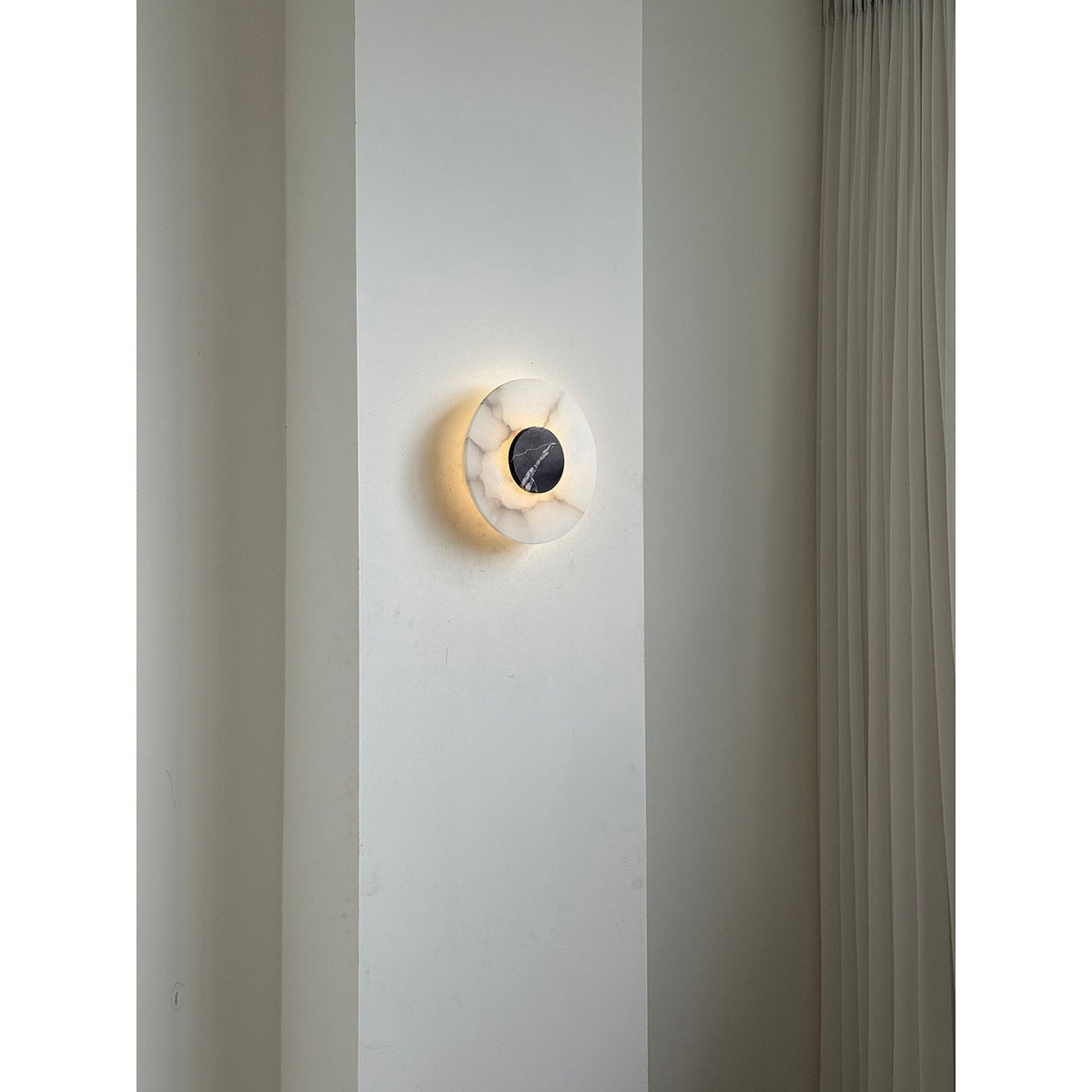 Rauduvyi moderne minimalistisk alabastervæglampe