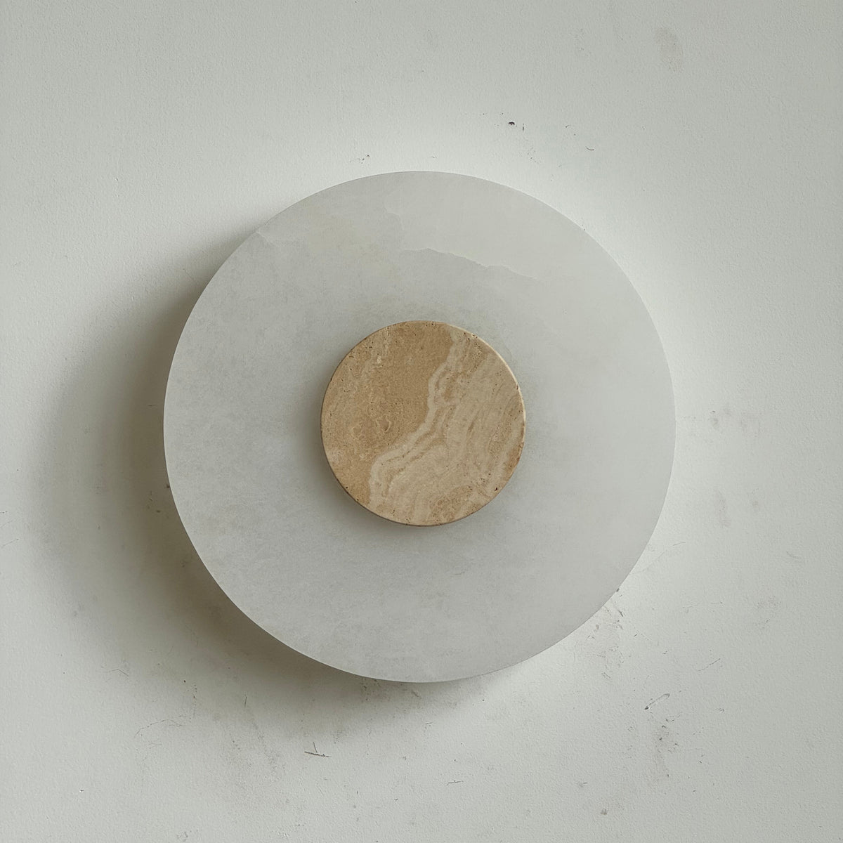 Rauduvyi moderne minimalistisk alabastervæglampe