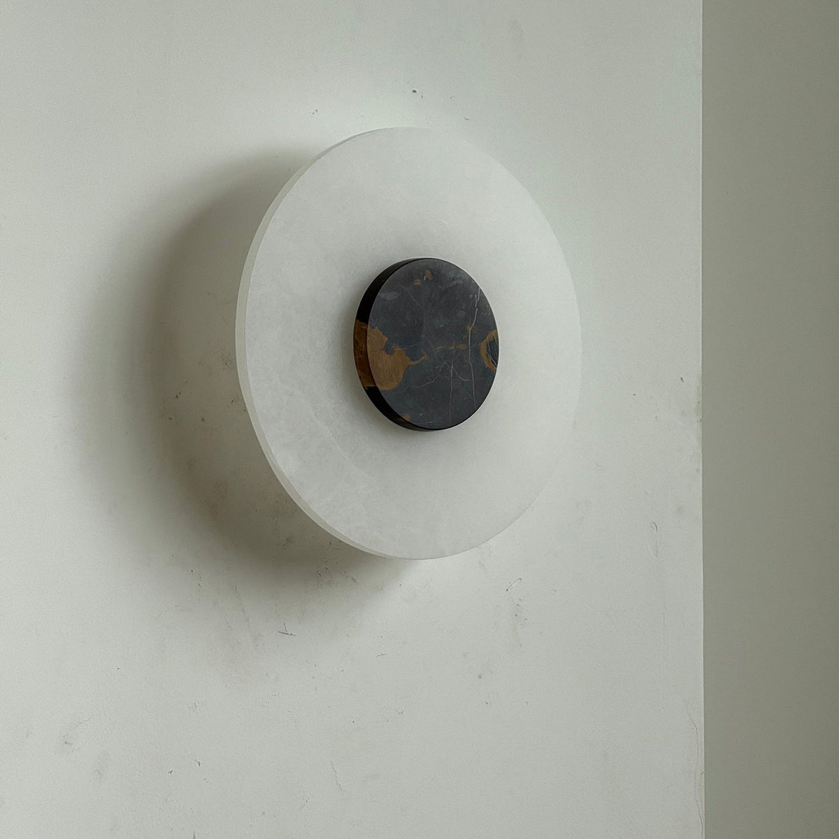 Rauduvyi moderne minimalistisk alabastervæglampe